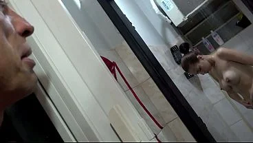 Espiando a novinha no banho