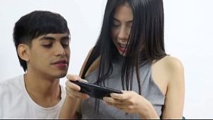 Juego Free Fire con mi hermanastra y ella se pone caliente, que rico es follarme a mi hermosa hermanastra delgada mientras jugamos – porno en espanol