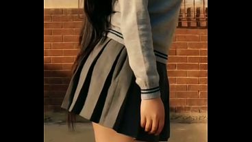 TIENE 19 AÑOS Y MUEVE BIEN EL CULO, PUEDES VERLA AHORA ENTREGANDO ESAS NALGAS, MIRA SUS VIDEOS EN MI CANAL