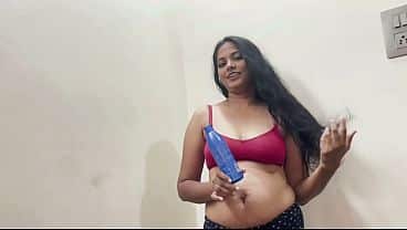INDIAN BEAUTIFUL DESI GIVES MASSAGE AND HANDJOB TO CUSTOMER DICK
