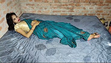 Newlywed Desi woman gets her pussy fucked by her neighbor.