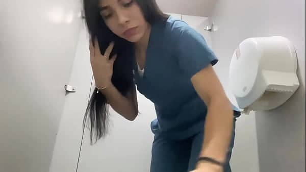 CÁMARA OCULTA DE ENFERMERA CULONA MASTURBANDOSE SQUIRTING REAL