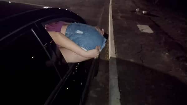 Casada com rabo na janela oferecendo cu pra todos na rua em público!
