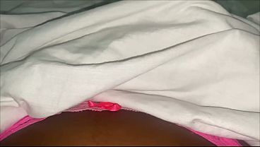 CIERRA LA PUERTA DE SU CUARTO Y BUSCA EL ORGASMO