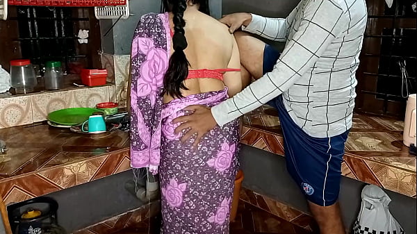साड़ी वाली जवान कामवाली बाई को किचन पर चूत चुदाई की