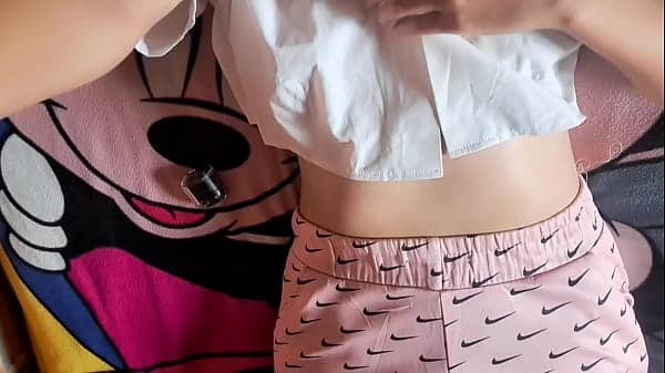 ¡Estoy TAN CALIENTE por esta mesa! ¡Orgasmo intenso! Porno gratis de frotamiento de coño