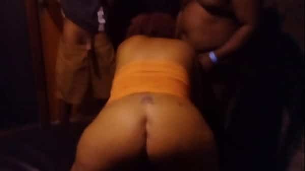 Filho leva pai pra conhecer o swing e acaba fudendo com a mulher do dono da festa