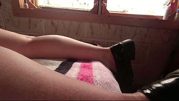 mi padrastro es dadivoso conmigo me regaló un CELULAR pero a cambio debo CHUPARSELA y que meta sus dedos en mi clítoris PORNO LATINO en HD
