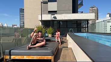 Depois de pagar uma piscina rolou um sexo bem gostoso com a magrinha gostosa.