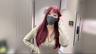 跟红发巨乳的性感继女一起洗澡,看着她那诱人的身体没忍住跟继女玩起了性爱游戏!