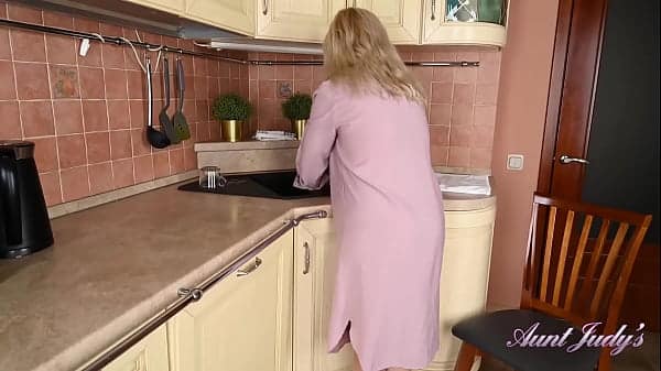 Horny 47yr-old Big Booty MILF Housewife Laura Masturbates in the Kitchen
