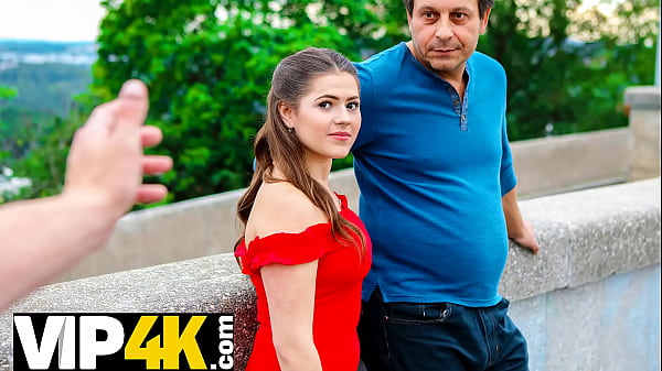 HUNT4K. Après une petite colère, un homme permet à un riche inconnu de baiser