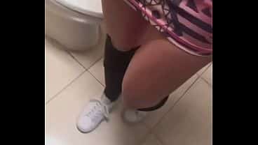 Me la COJO de en el Baño, La Acabo de CONOCER en una FIESTA y me la COJO en el BAÑO.