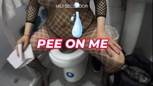 Mi vecino de 19 años me ayuda  a hacer porno e incluso me limpia la orina con la lengua