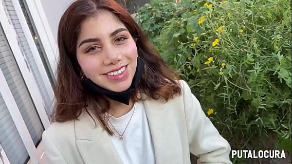 PutaLocura – La caliente latina Marina Gold es pillada y la chupa en la calle