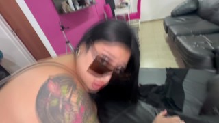 Se COJE bien duro al hombre que le COLOCA el AIRE ACONDICIONADO porque no tiene dinero para pagarle