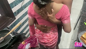 Desi Bhabhi Ki Chudai Jab Wo Kitchen Mein KHANA Bana Rahi thi…