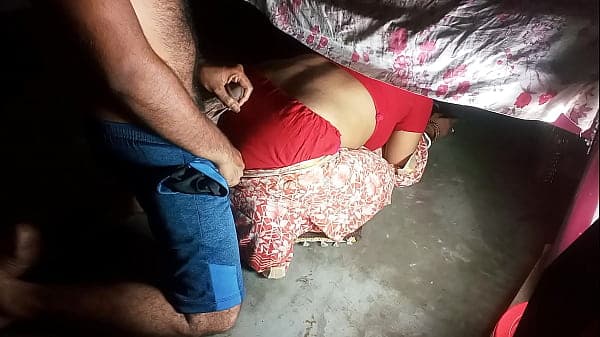 पलंग के नीचे फसी हुयी आंटी को जबरदस्त पेला ! साफ हिंदी आवाज मे अश्लील