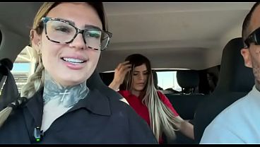 Fui fazer compra e do nada chamei uma repositora pra ser atriz porno! Comecei pegar e chupar a boca dela ali mesmo em publico fomos para o carro e se chupamos toda ali mesmo!