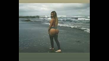 Luana Pacheco en la playa