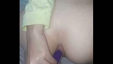 Novinha de 18 anos cheia de tesão, é uma puta sem salvação. Pra aliviar a excitação em seu cu de vadia ela coloca seu vibrador roxo. Depois ela retira e abre seu cuzinho de cadela pra todos no xvideos poderem ver