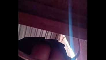 padrastro mañoso graba a su hermosa estudiante para mirarle TREMENDO CULO mientras se cambia BAJOFALDA LATINO CASERO